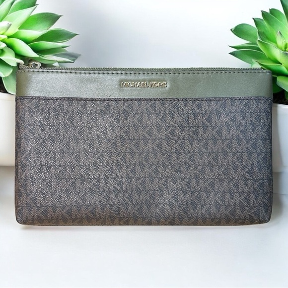 Michael Kors Handbags - Michael Kors Clutch